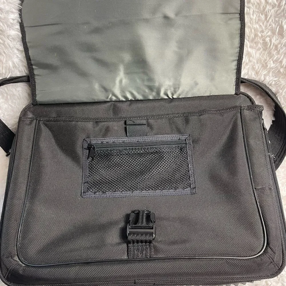 Targus Briefcase / laptop shoulder bag Black and gray Durable Nylon .